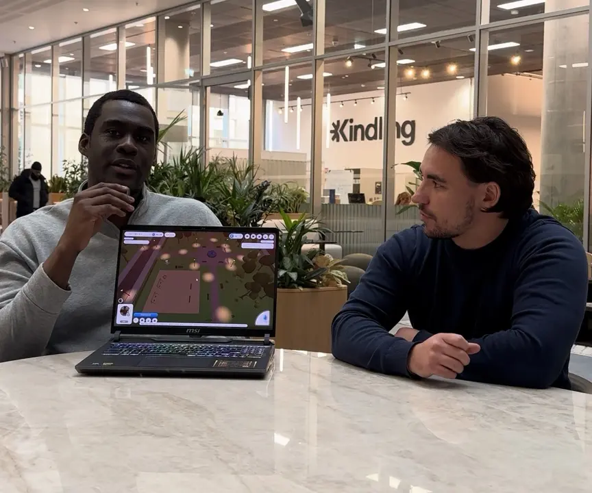 Tiwa showing Vicarious running on his laptop during a conversation at the session.